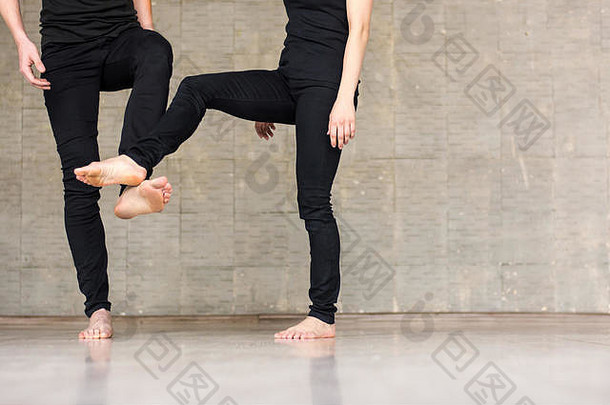 两个舞者用腿接触。