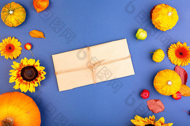 前视图手工艺礼物盒子黄色的橙色花南瓜蓝色的背景空白问候卡有创意的工作设计平躺