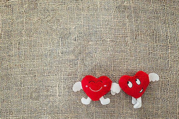 两颗红心布躺在麻袋上