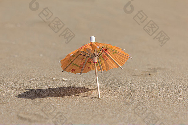 海滩上喝鸡尾酒的雨伞