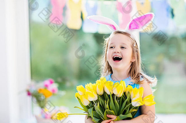 快乐女孩兔子耳朵持有郁金香花花束孩子们庆祝复活节孩子们有趣的复活节蛋亨特首页装饰柔和的