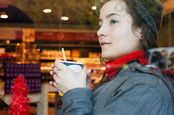 特写镜头年轻的女人咖啡商店喝