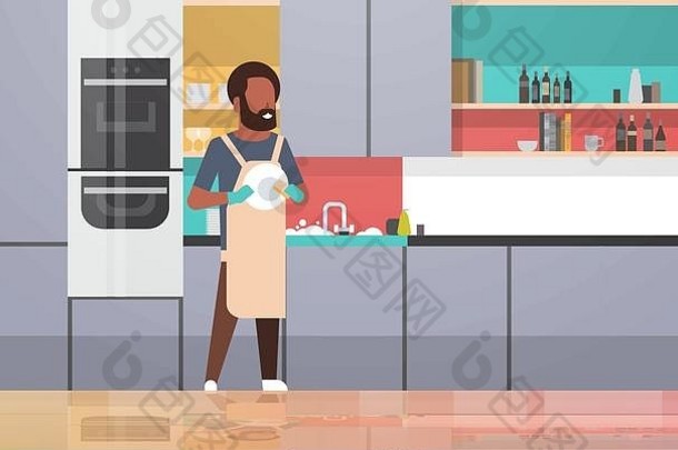 年轻的男人。洗菜非洲美国的家伙擦拭盘子做家务洗碗概念现代厨房室内平水平完整的长度