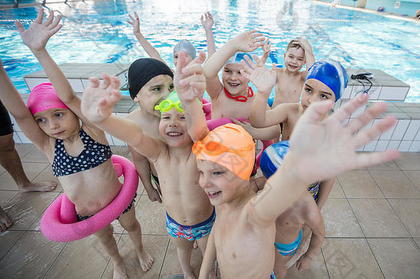 游泳池班快乐儿童小组学习游泳