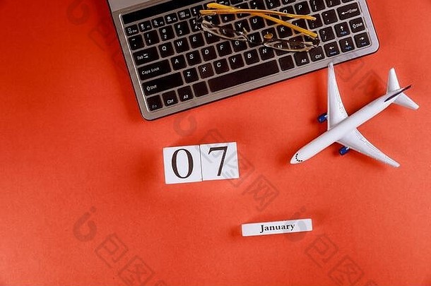 2007年1月日历，商务工作区办公桌上有配件，电脑键盘上有飞机，红色办公桌背景上有眼镜