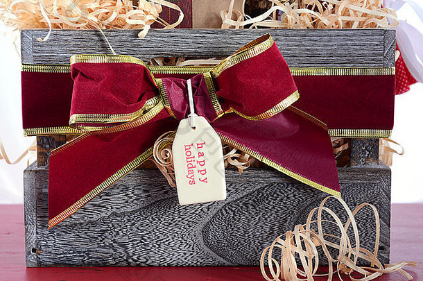 红木桌上有传统红绿包装的大型圣诞礼物篮。