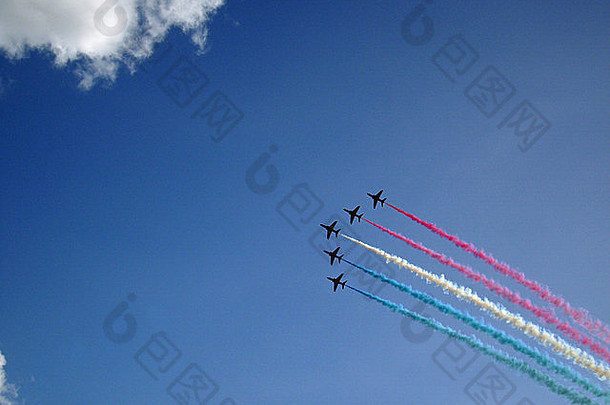 英国皇家空军红色箭头显示飞行中的队伍