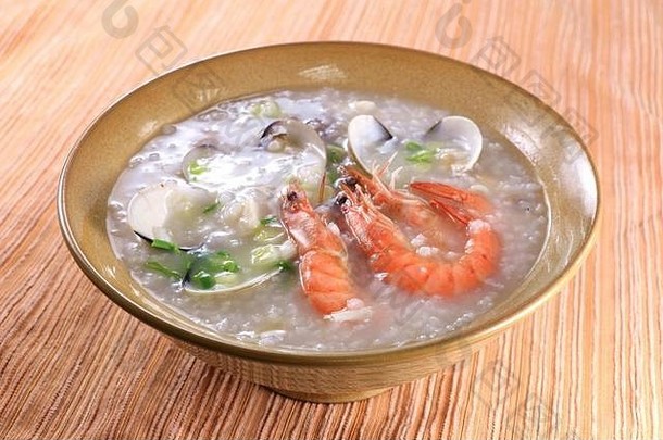 中国碗海鲜粥配虾、蛤蜊、贻贝