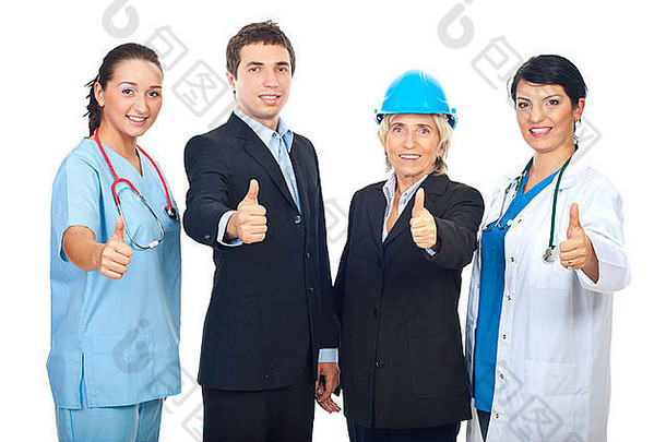 <strong>四个</strong>不同的工人竖起大拇指，在白色背景上孤立地站成一排