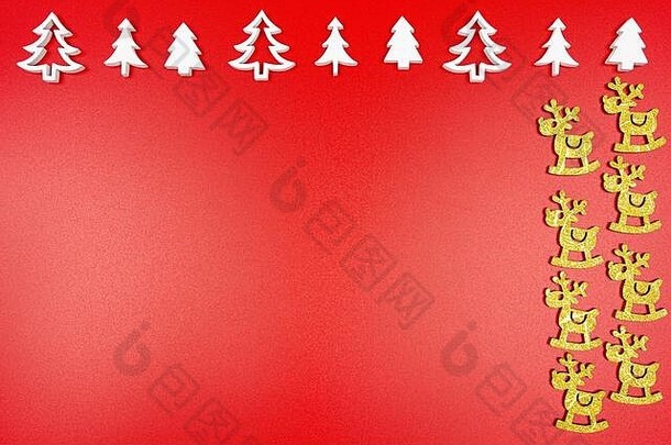 白色木圣诞节树安排行前金驯鹿孤立的红色的背景