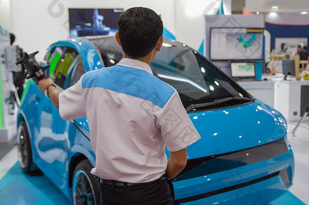 工人进行手持式3D扫描，以控制汽车几何结构和表面质量