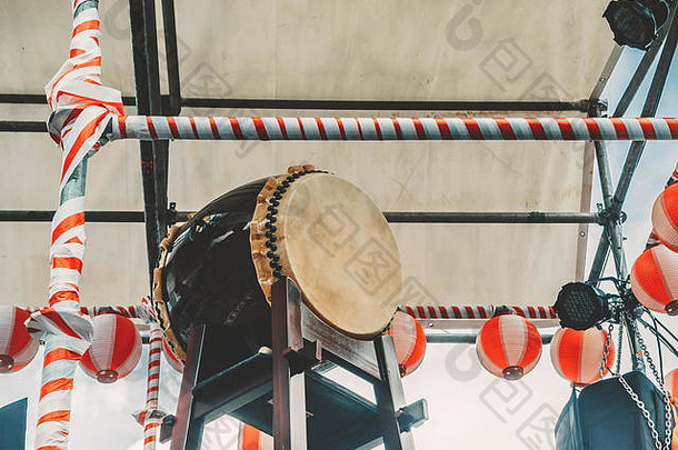 雅古拉的舞台上有一个日本大鼓小田子。纸红白色的灯笼装饰着节日的景色，人们在欢舞苯教的时候用它来庆祝