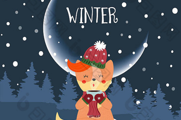 可爱的狐狸宝宝戴着帽子，戴着围巾，坐在雪地杯子上，在夜晚喝着热饮。冬天的背景是冷杉树和雪花