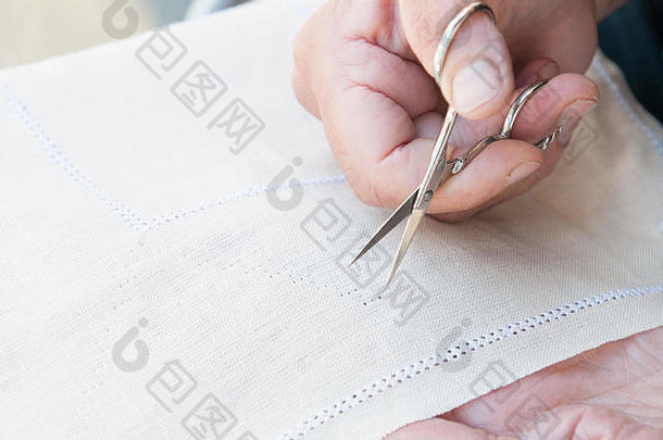 高级女人剪刀使孔针织传统的桌布leukara塞浦路斯