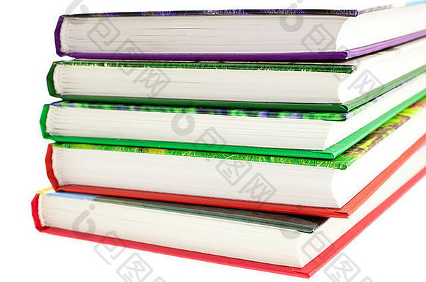 五彩书籍在白色背景上独立堆放。水平杆