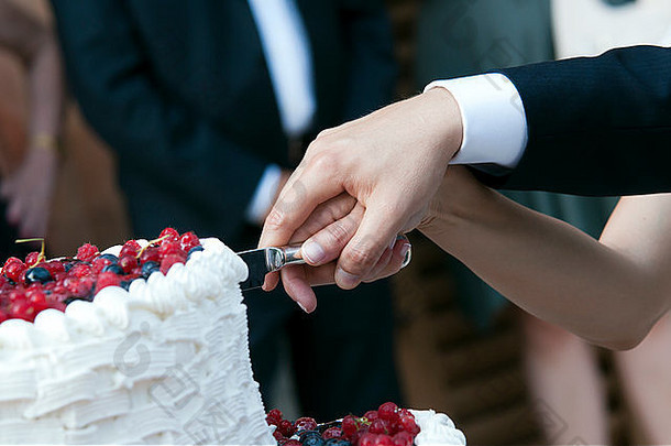 新娘和新郎切婚礼蛋糕