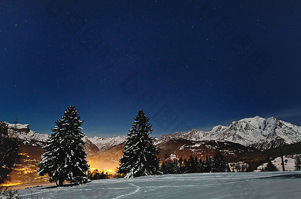 美丽的圣诞景观，在<strong>蓝色</strong>的冬日天空中点缀着夜星