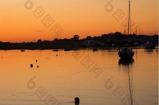 美丽的金色日落在海滨度假村，利安海，埃塞克斯，英格兰