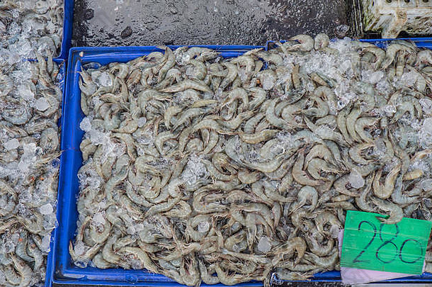 市场上出售的鲜虾