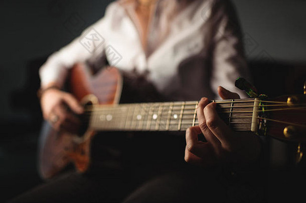 在音乐学校弹吉他的女人