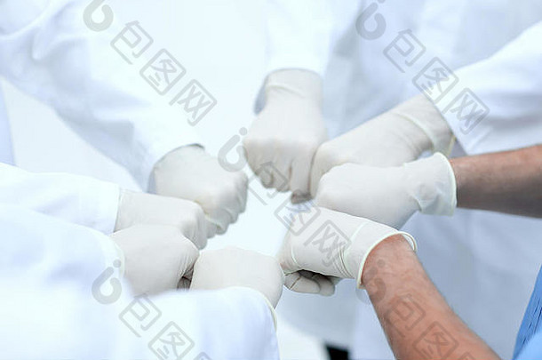 医生和护士协调双手。