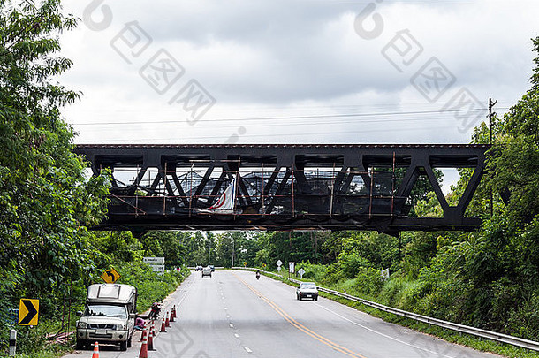 横<strong>跨街</strong>道的铁路钢桥正在维修过程中。