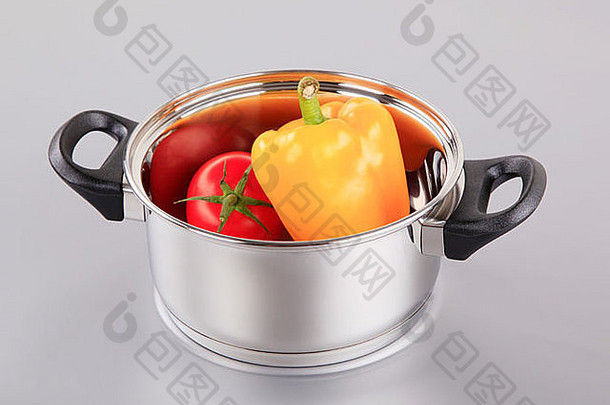 在平底锅里放上新鲜的西<strong>红</strong>柿和胡椒