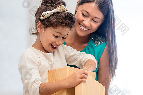 带礼品盒的快乐妈妈和小女孩