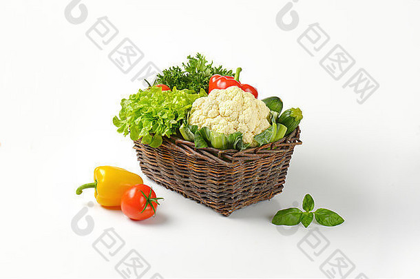 篮子新鲜的蔬菜白色背景