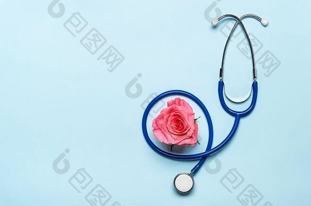 美丽的心玫瑰和蓝色背景上的听诊器。谢谢医生和护士们。