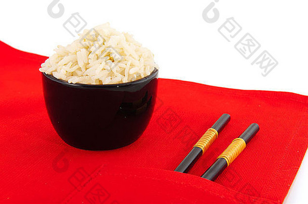 红桌布上有筷子的中国米饭
