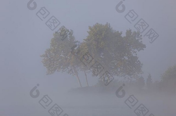 克罗地亚索德里卡湖上的浓雾
