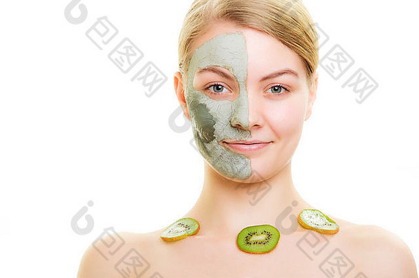 皮肤护理。面带猕猴桃泥面具的女人