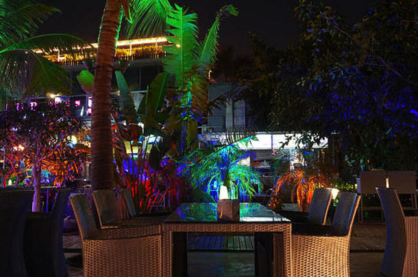 晚上俱乐部酒吧咖啡馆热带海滩俱乐部酒吧晚上紫色的绿色蓝色的灯