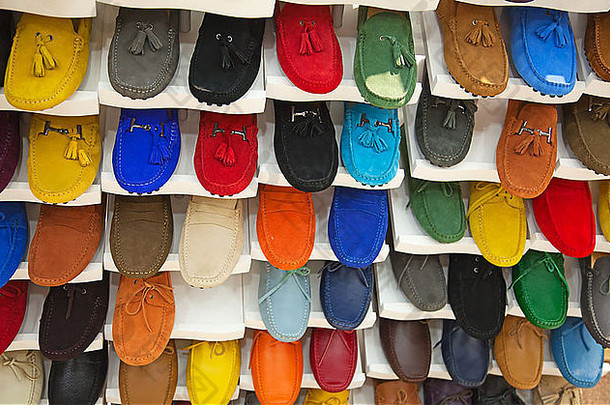 商店里五颜六色的皮鞋种类繁多