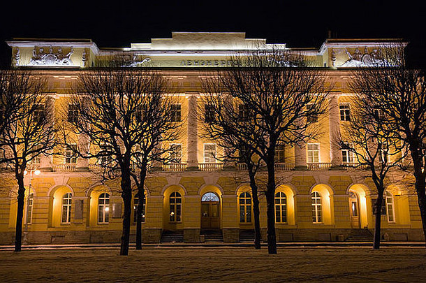 圣彼得堡夜晚帕维尔兵团兵营的历史建筑