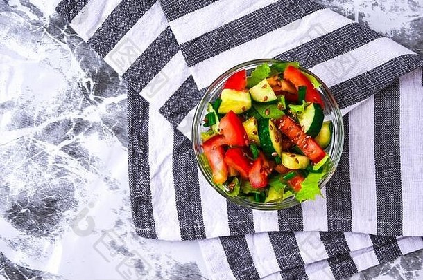 碗新鲜的沙拉番茄黄瓜莱图尔亚麻种子素食者食物健康的吃复制空间