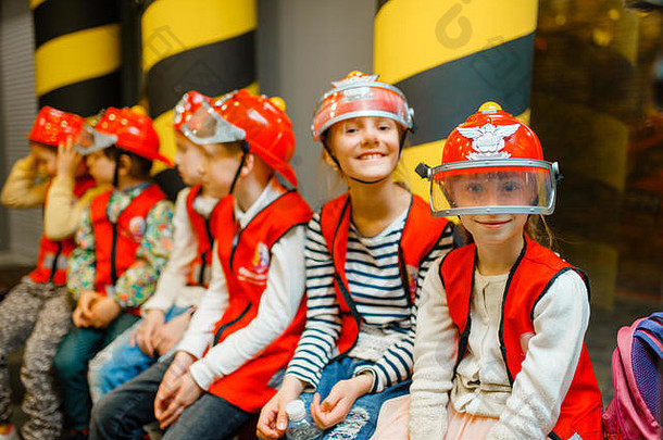 孩子们头盔统一的玩消防队员