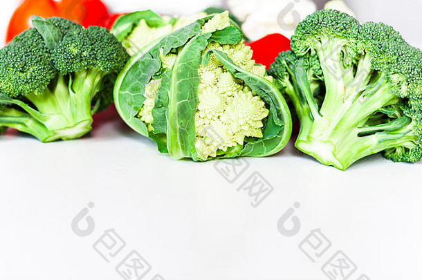 木质白色桌子上的蔬菜品种。选择<strong>夏秋</strong>蔬菜，空间为文字。