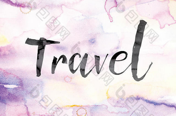 “旅行”这个词是用黑色墨水画在彩色水彩的背景概念和主题之上的。