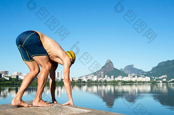 运动员游泳运动员黄色<strong>的</strong>游泳帽开始位置比赛拉戈阿罗德里弗雷塔斯环礁湖里约1月