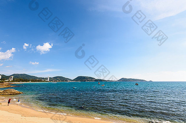 美丽的海特卡利姆海滩和安达曼海在夏季阳光明媚的天空下，是普吉岛泰拉的著名景点