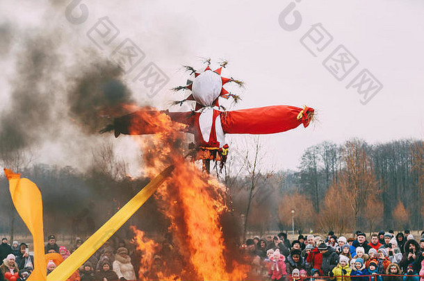 戈梅尔，白俄罗斯-2015年2月21日：斯拉夫人在传统节日庆祝春天来临时，在火中焚<strong>烧麦</strong>秆玛斯莱尼萨的肖像