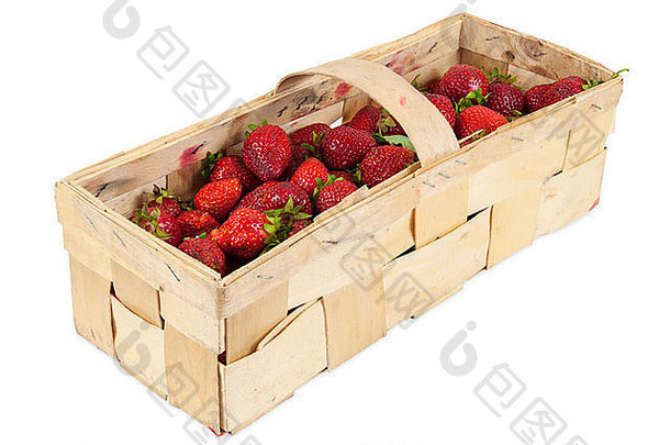 一篮新鲜草莓，在白色背景上隔离，带有裁剪路径