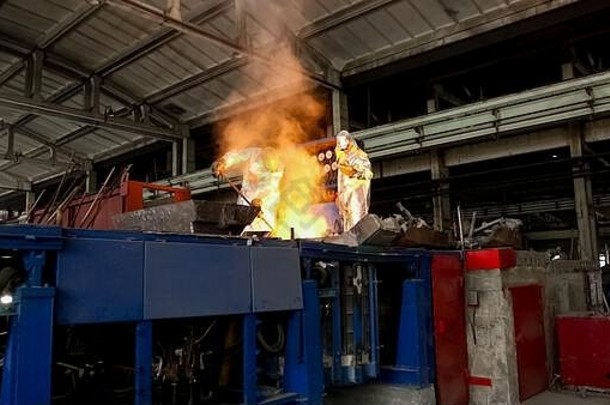 <strong>钢铁企业</strong>生产现场中炽热的钢水