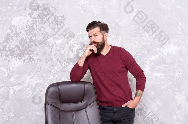 灵感办公室衣柜赶时髦的人站椅子有胡子的男人。穿休闲风格犯罪休闲装休闲男装休闲舒适的