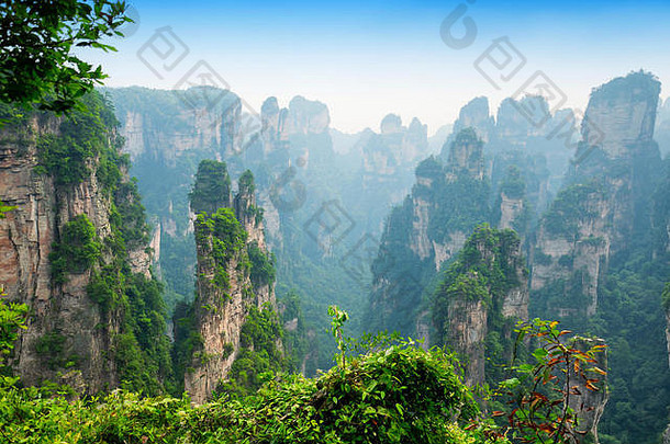 中国湖南省张家界国家森林公园引人注目的山地景观。