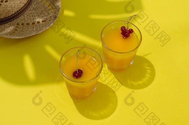 橘子汁眼镜红色的水果黄色的背景阴影夏天概念