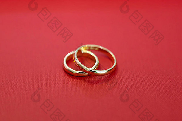 两枚红色质地的漂亮结婚戒指的特写镜头