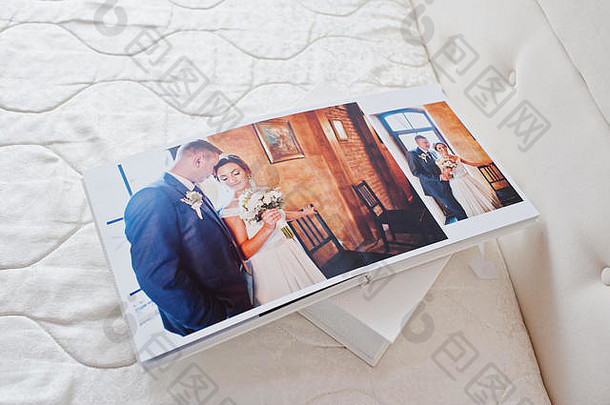 白色背景的结婚照簿或结婚相册。